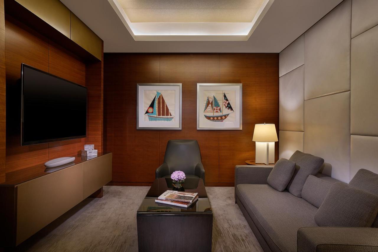 โรสวูดโฮเต็ลอบูดาบี Hotel อาบูดาบี ภายนอก รูปภาพ The living room of a suite at the Ritz-Carlton, Hong Kong