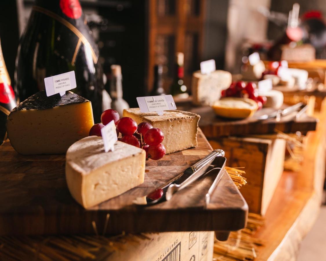 โรสวูดโฮเต็ลอบูดาบี Hotel อาบูดาบี ภายนอก รูปภาพ Cheese at a buffet
